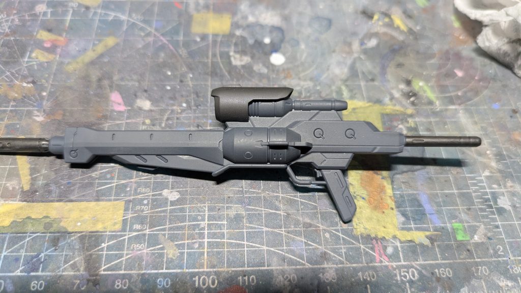 ライフルから製作を始めました。本体にはPLASTICBOMBカラーのウェポングレーを使い、マット仕上げとしました。