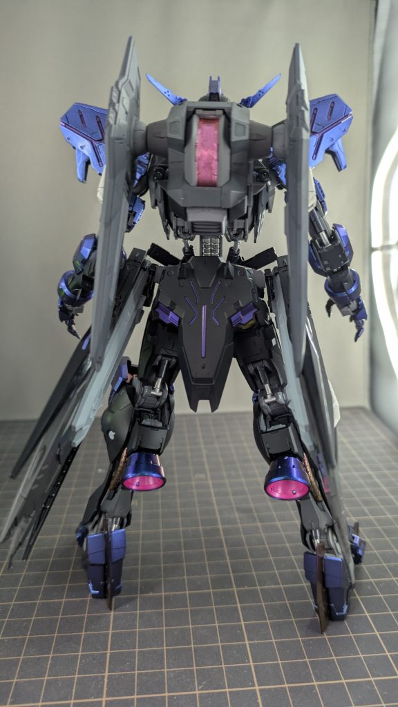 バックショットです。背中のエイハブリアクターのピンク部はパーツのまま無塗装ですが、UVライトに反応して発光します。