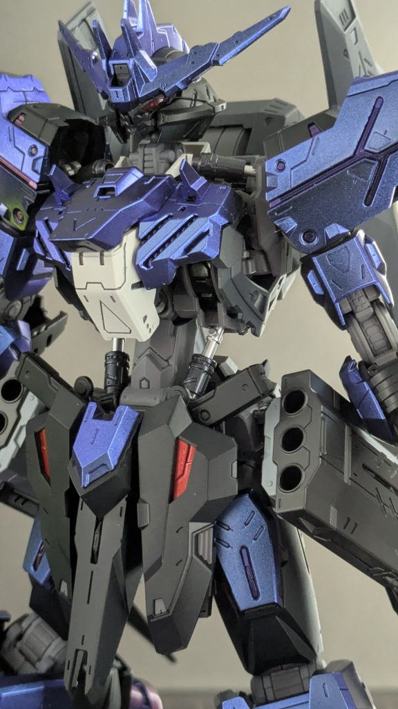 上半身のアップです。内部のガンダムフレームにはあちこち真鍮線をぶち込んで補強してます。