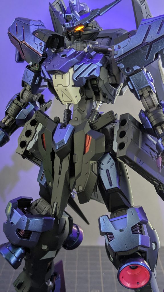 メインカメラもUVライトで発光します。すねとふくらはぎのスラスターノズルも発光します。