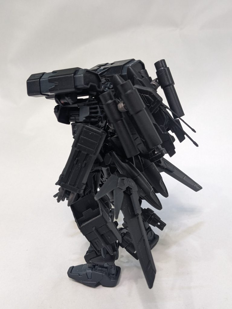 主な変更点は海中という戦場に特化するためにビーム兵器の一切を排除、ミサイル主体の兵装に加え、水中用のスラスターに変更している。ほかにも外観は変わらないが錆防止など水中に対応した変更が加えられている。