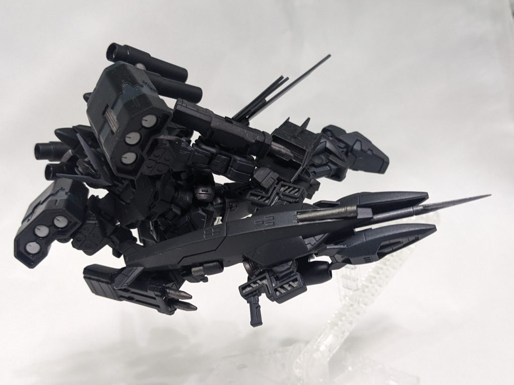 当然デメリットも存在し、形状から完全なステルスは難しく、何より見ればそこにいる事が丸分かりになる。何より能力を維持するために定期的な塗料の塗りなおしが必要となる。 