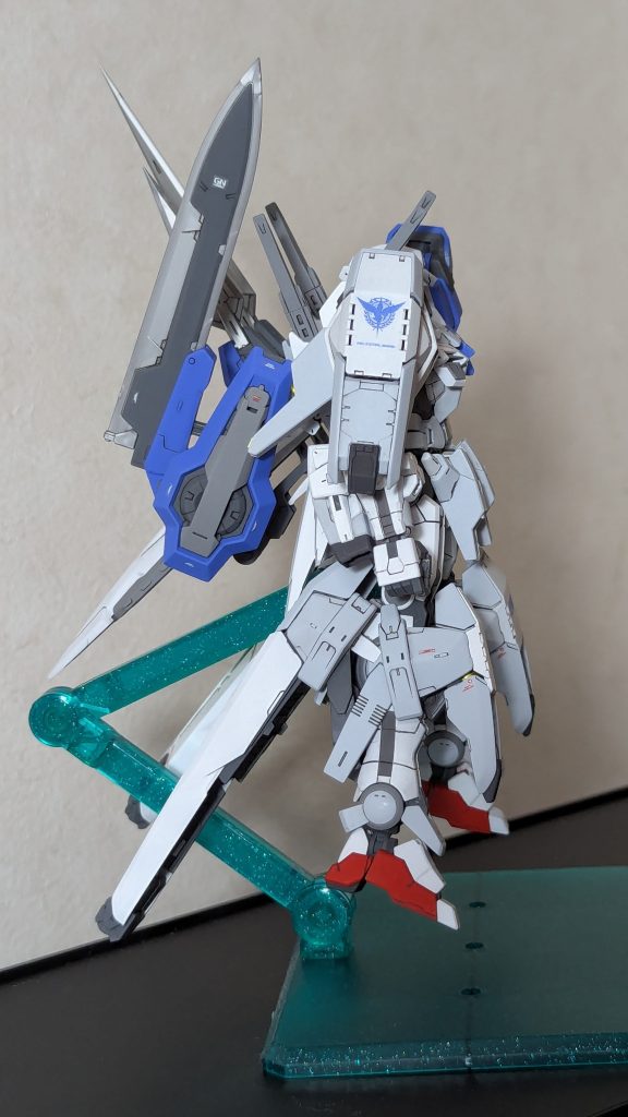 デカールを貼る前はのっぺりとした感じでしたが赤デカールが全体の印象を引き締めてくれたと思います。