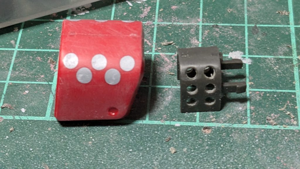 キャノンの後ろのブチ穴の開口。肩のブチ穴を埋めたくらいですね。　後は脹脛のスラスターを分割して、塗装後接着しました。