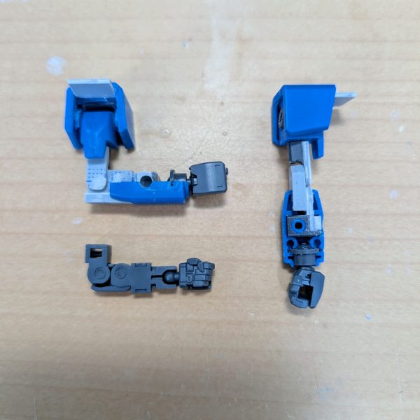 旧HGのブルーディスティニー1号機の肘関節を自作しました。本来は、元の関節を後ハメ加工&ディティールアップさせる予定が、Ｃ字ジョイントにしたところが割れたり、可動がユルユルになって挫折……途中から直すのが面倒になったので、一から作り直しました。参考にしたのは、HGのウイングガンダムゼロの関節です。腕をまっすぐ伸ばしている際に、パーツ同士が揃うようにこだわりました。（2枚目）