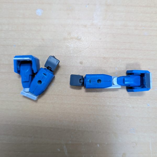 旧HGのブルーディスティニー1号機の肘関節を自作しました。本来は、元の関節を後ハメ加工&ディティールアップさせる予定が、Ｃ字ジョイントにしたところが割れたり、可動がユルユルになって挫折……途中から直すのが面倒になったので、一から作り直しました。参考にしたのは、HGのウイングガンダムゼロの関節です。腕をまっすぐ伸ばしている際に、パーツ同士が揃うようにこだわりました。（3枚目）