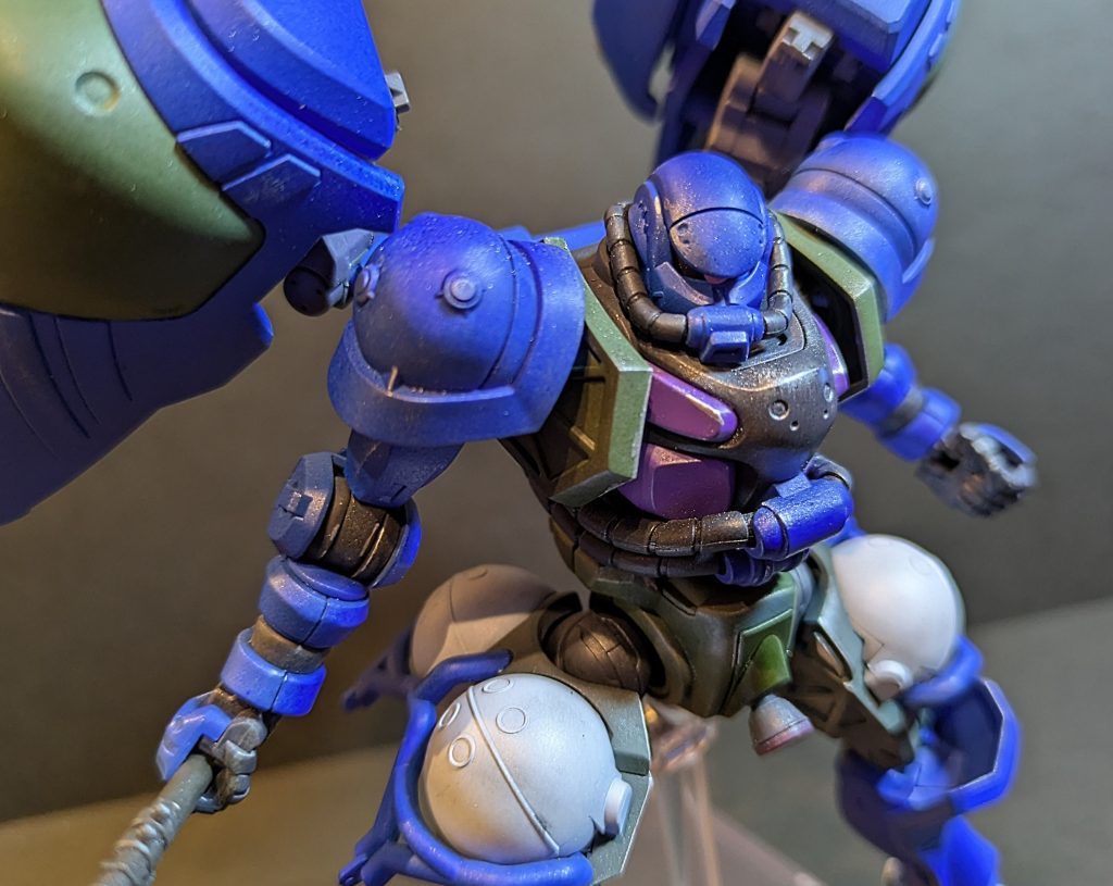 可動部の擦れる感じを出す為にシルバーで線を入れてタミヤのウェザリングマスターでボカシました。やり過ぎてしまいそうで悩みながらの作業でした。