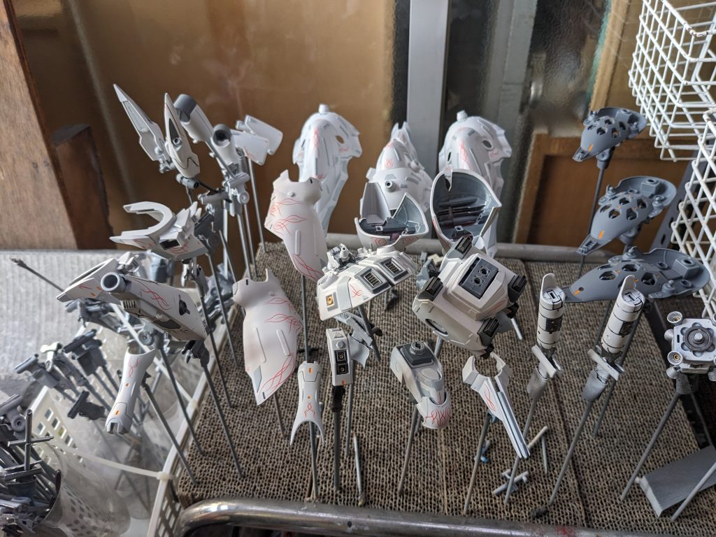 何この剣山みたいな猫の手は？これ全部パーツなんですよ、一部組み立てて塗装しているのに、数だけで言えばRG何かもしれない。