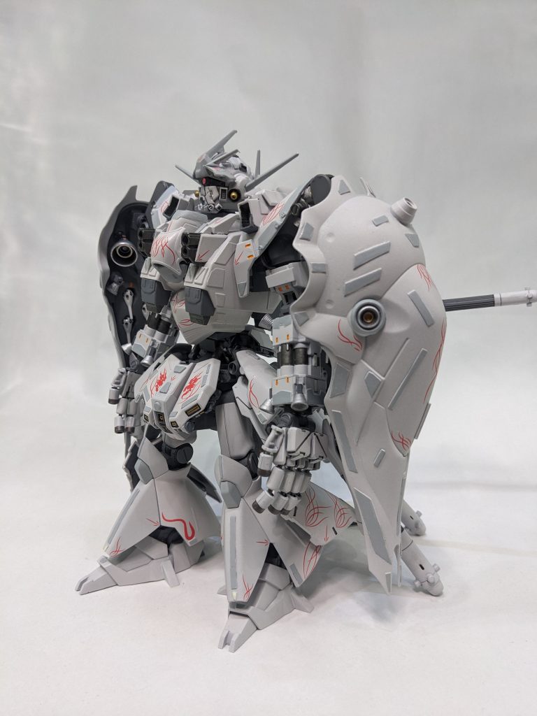 ジークアクスの世界でもジオングは建造されていたが、本来四機建造されるはずだったものが一機のみにとどまっている。原因はシャアによって引き起こされたゼグノヴァである。