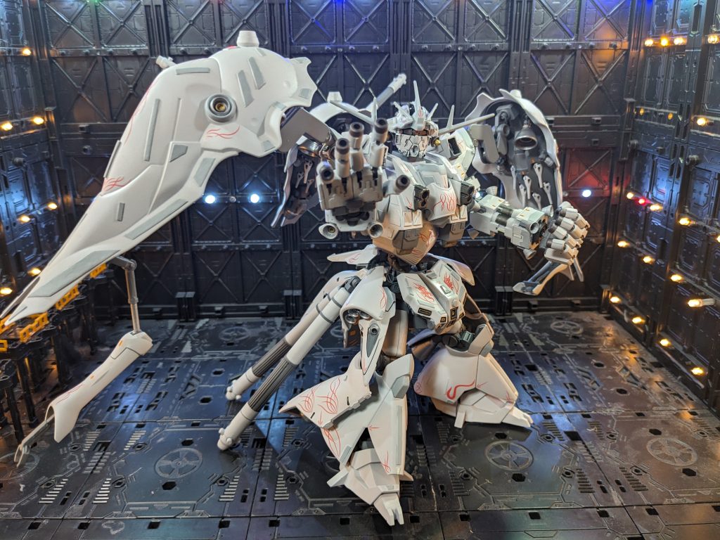 そのため完成していたジオングは完全に宙に浮く形となった。サイコミュを扱えるNTパイロットもおらず、そもそも危険視されて出撃すらできないありさまだったのを引き取ったのはこれまたキシリアだ。彼女はシャアの生存を半ば以上勘で察していたため、ジオングの改修を秘密裏に進めていた。そんな彼女の深い心理を探ることはしない。