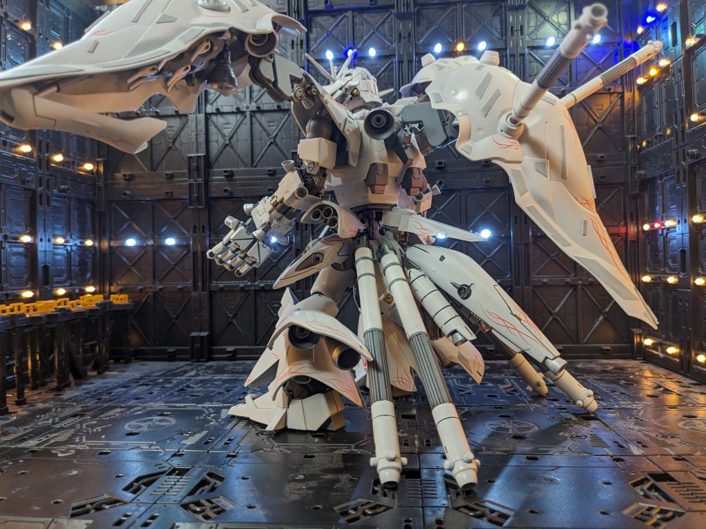 全身のラインは象徴としての装飾の意味が強いのだが、ある時側近のランバ・ラルが…。「フフ…お兄様、あれだけ好き勝手な生き方をしておいてこのまま隠居なんて…そんなこと許されるわけがありませんわ～、っというか許しませんわ～必ず見つけ出して～殺しはしません。ぶっ殺して位の葉山山ですが～孫爾や気が済まない至難に役にも立たないですから～この書類仕事の沼に沈めてやりますわ～」という連日の激務で隈のできた目を凶器に染めているアルテェイシアのつぶやきを聞いている。