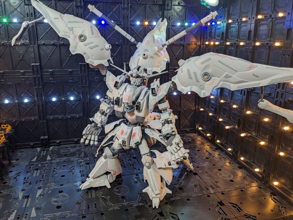 ちなみにこのジオング、パイロット二人で操縦するシステムなのだが、象徴として一人はアルテイシアというのはいいが、もう一人がキャスバル・レム・ダイクンとなっていたりするのでシャアが逃げ切れるかどうかは本当に謎だ。