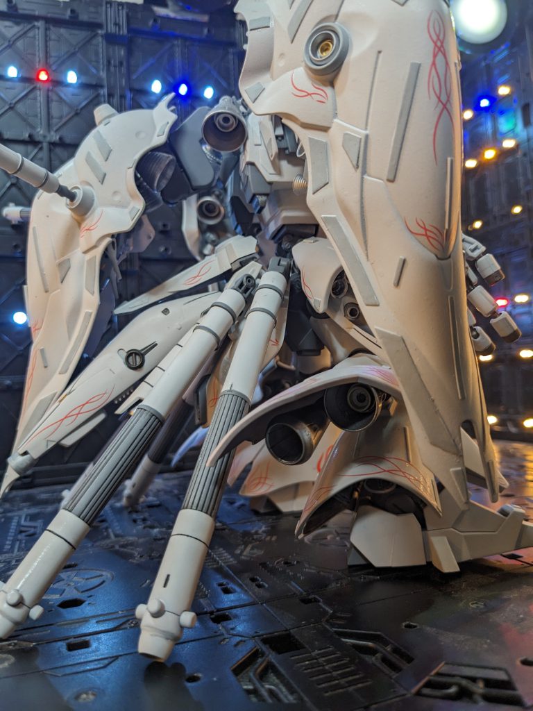 こうなると装飾赤にも何かの意味を見いだしてしまいそうだ。ランバラルがその後すぐにスケジュールを調整して休日を確保したのは言うまでもない。同時に、シャアを見つけてもこっそり逃がすべきか連れ帰ってアルテイシアの補佐をさせるべきかで胃が痛い思いをしたのはどうでもいい話だろう。