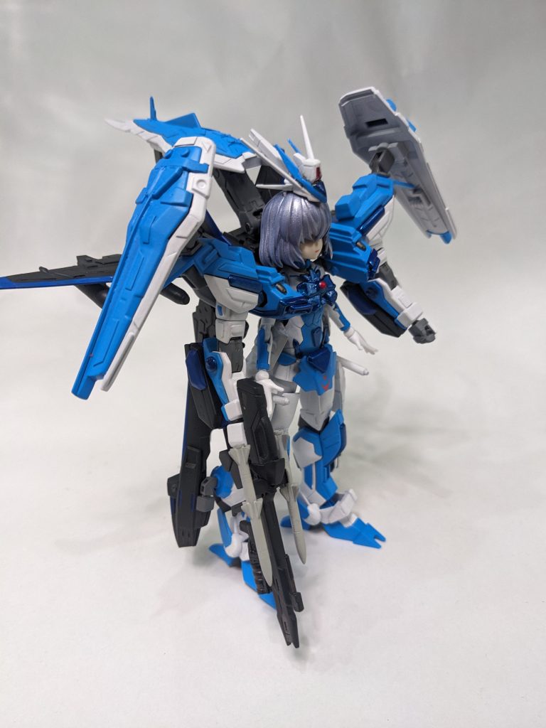 子の装備は火力重視の爆撃形態でかなり火力が高い。飛行ユニットのミサイルやガトリングガン、腕部の隠しガトリング、ビームライフルとミサイルなどなど、この重量増加に伴い脚部にほじゅよくを追加して飛行能力を補助している。