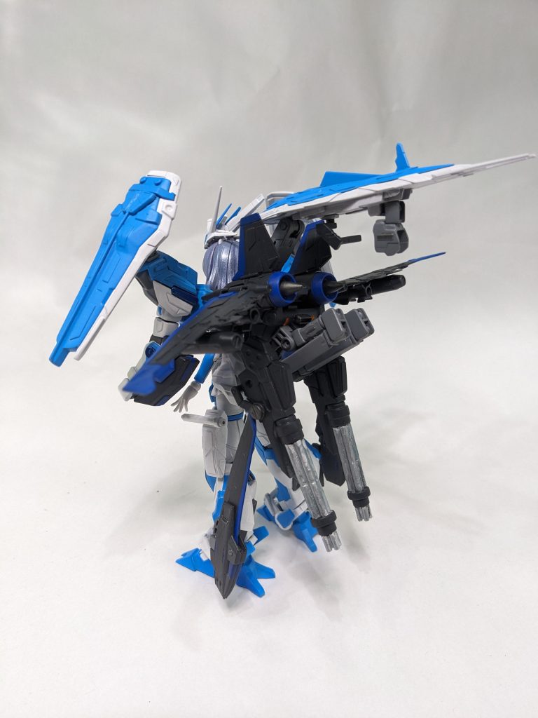 両肩と手持ちの盾は揚力の確保に一役かっており、展開することで長時間の滑空が可能である。