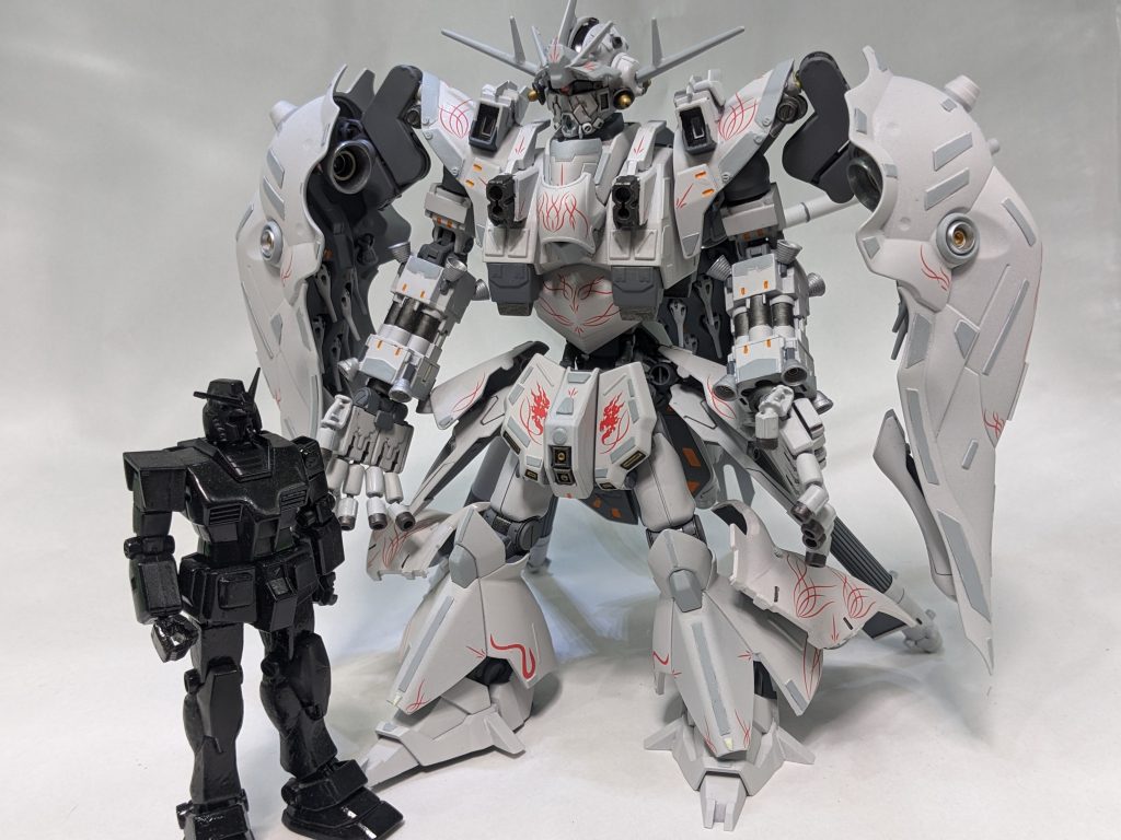 大きさ比較、ジャンクにあったHGガンダムとの比較ですが倍くらいのでかさになっていますね。これだからジャンクパーツを捨てられない。