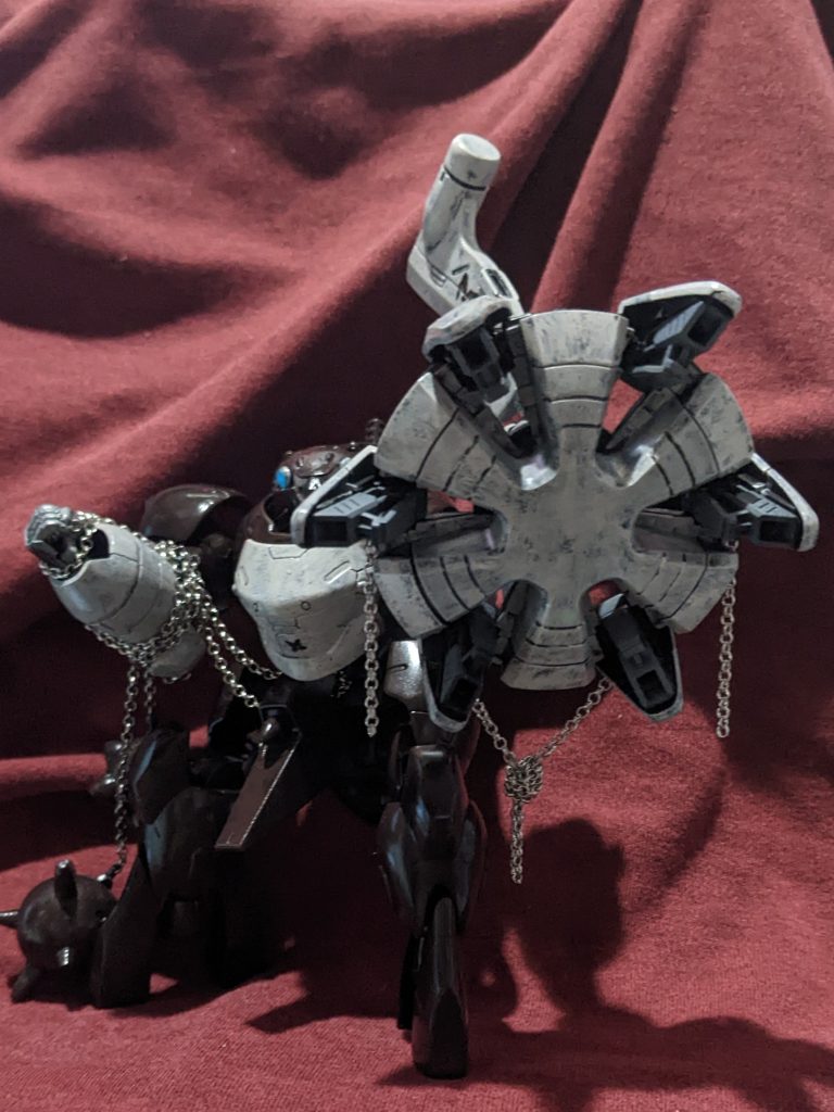 笠は腕に装備して機雷を放つ『機雷笠』