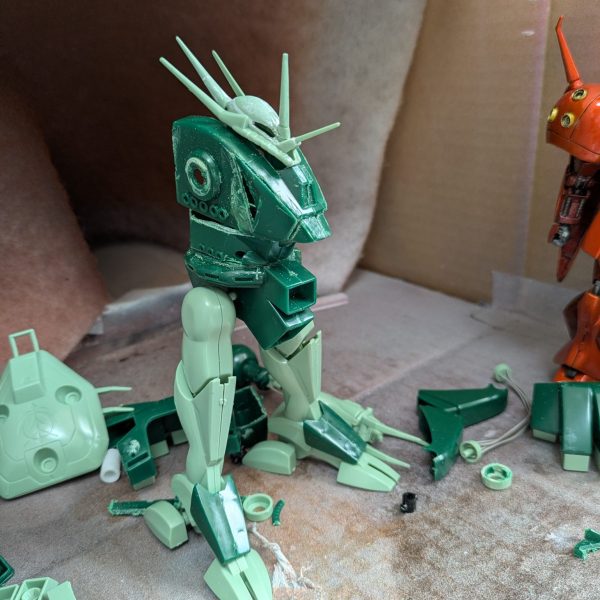 胸パーツを強引に幅詰めしてみました。設定イラストの感じに合わせてツメ幅を決めたのですが、やり過ぎたかも…。ここから修正します。（1枚目）