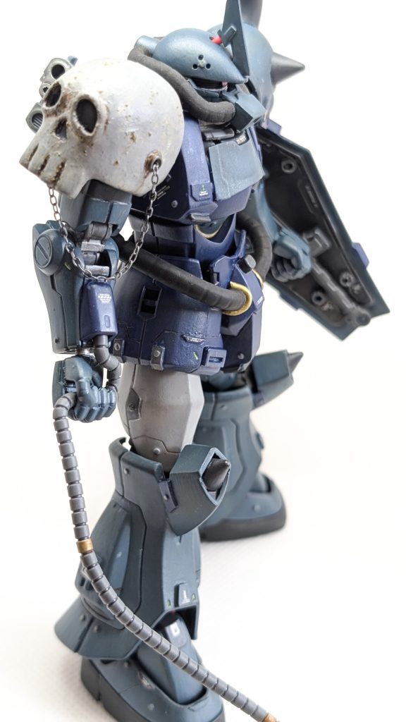 右肩は元のスパイクアーマーとグフのハンドマシンガン？をくっつけてパテで成形してます。膝のに切り取ったスパイクを移植、ランナータグを使って成形してます。各所にランナータグや、プラ板でディテールアップしております。