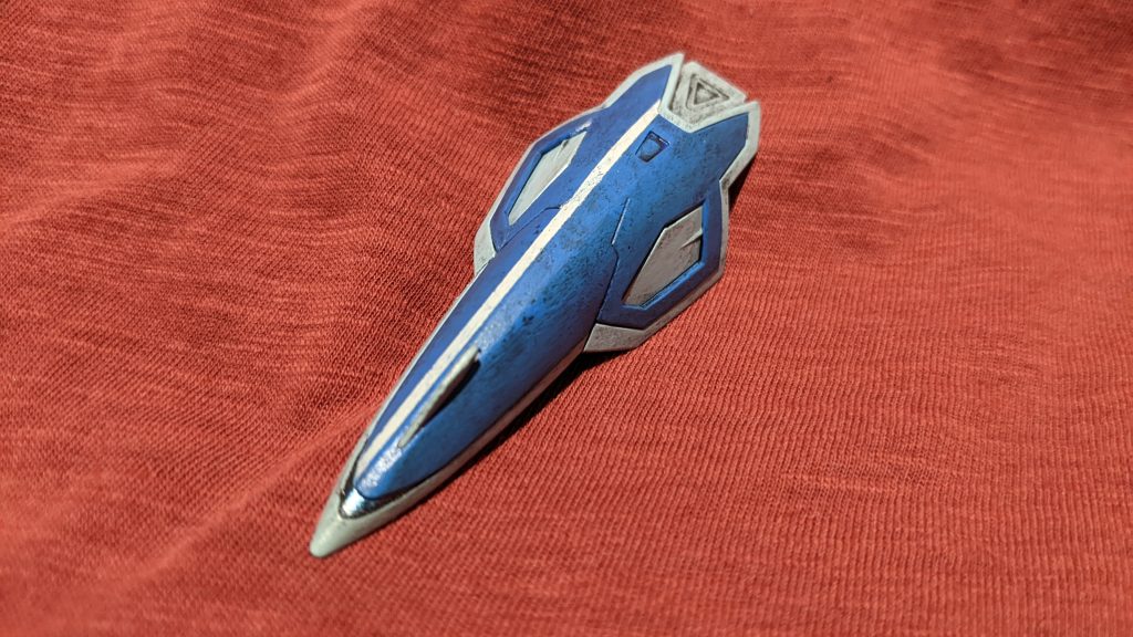 シールドのホワイトラインは「ひこうき雲」をイメージ