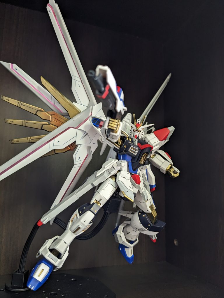 武器を持たせポージング、スタイルいいですね