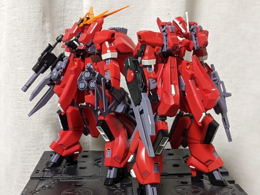 並べてみての比較。ARZ-124の方はバーザムを意識してクラッカー？やバズを装備していないタイプにしております。ARZ-154はおまけでフェダーインライフル持たせてますね。