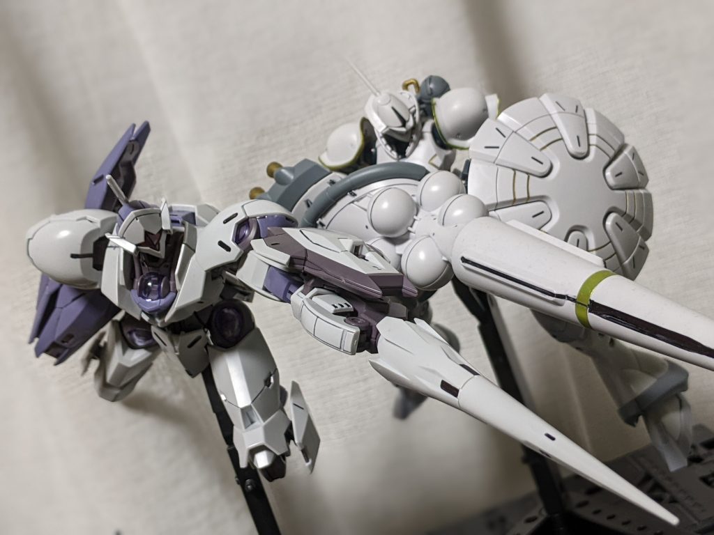 白くておっきい槍を持った機体、ということでミカエリスを引っ張り出して並べました。似たような機体(顔も含めて)なので良い感じです。スパロボとかで彼らが相席したら合体技あっても良さげ…。