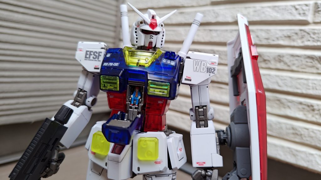 パーツの差し替えでTV版にもできますハッチも開けることができるので乗ってるアムロも見えます