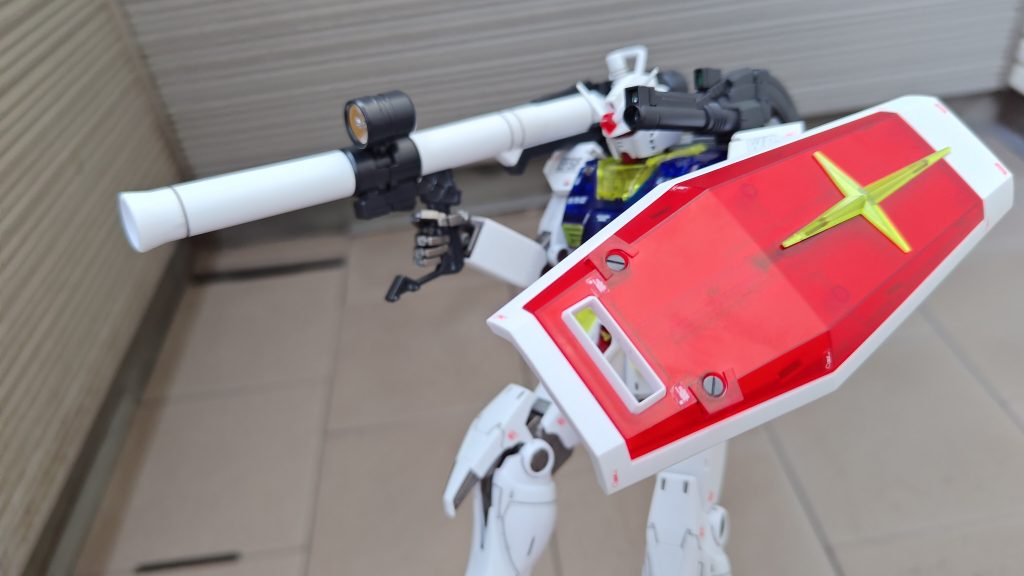 オリジン版なので左肩にキャノンが乗って、シールドもTV版とは逆に持ってます。これだと盾を構えながら隙間から覗いて射撃できんのでは？でも盾で殴るのにはちょうどよい？？