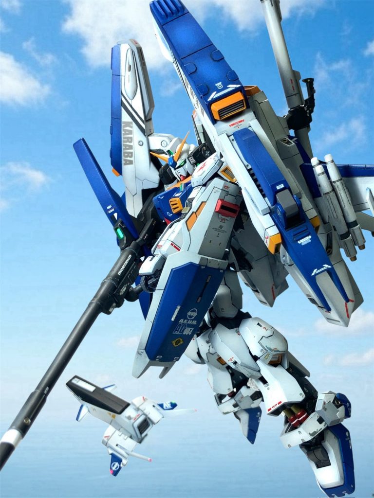 Gディフェンサーはマイクロミサイルで弾幕をはりつつ、Mk-2の背面へ周り込み、そのままドッキングする。コアファイターが分離され、Mk-2ディフェンサー(通称「スーパーガンダム」)へと瞬時に変形していく。(どうやら、合体による隙を小さくするために、色々と対策が練られたようだ。)「翔べ、ガンダム!」 アムロの気合いと共に、スーパーガンダムは、背面とポンツーンのスラスターを一斉に噴射して急上昇、太陽を背にした。 太陽に向かって闇雲にビームを放つギャプランたち。しかし、翼を得たガンダムは、滑空しつつ太陽光をキラッ、キラッと反射させながら全てを回避してしまう。(太陽で視界を奪いつつ、左右のポンツーンに追加されたスラスターを使って自在に軌道を変化させているのだ。) 海面スレスレで降下から上昇に切り替わるスキを狙い、ビームサーベルを抜き放った2機が立て続けに接近戦を仕掛けるが、しぶきで視界を奪われた上に赤外線誘導式マイクロミサイルの群れがカウンターで襲いかかる。完全に1機が3機を翻弄する展開になった。 焦った2機のギャプランたちは、両手のフレキシブルシールドを反転させ、逆噴射でミサイルの追尾を逃れようとする。しかし、赤外線センサーはミノフスキー粒子散布下であっても有効である。ミサイルの群れがそのまま追尾してくる。待機していた1機が、ビームでミサイルを迎撃するがたまらずそのまま加速し、距離をとった。一度、体勢を立て直すつもりのようだ。再び3機が一直線に編隊を組む。 「大尉!ジェットストリームアタックが来ます!」