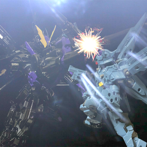 脱走した木星パイロット。直してくれた上に改修まで^_^お礼にみな⭕️しだ^_^警備機を破壊していくが・・・。突然の衝撃に目を向けるG-X2の前には。しばらく愛機だったんでね、悪いが奪わせんよ^_^・・・貴様ら、コピーまで！許さんぞっ💢還暦准将のG-フリントが鍔迫り合い‼️負けるな、量産型‼️（2枚目）