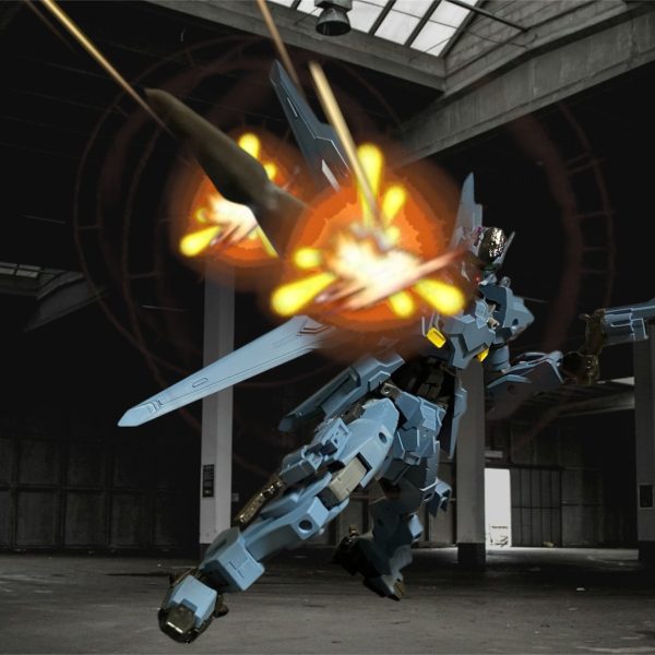 脱走した木星パイロット。直してくれた上に改修まで^_^お礼にみな⭕️しだ^_^警備機を破壊していくが・・・。突然の衝撃に目を向けるG-X2の前には。しばらく愛機だったんでね、悪いが奪わせんよ^_^・・・貴様ら、コピーまで！許さんぞっ💢還暦准将のG-フリントが鍔迫り合い‼️負けるな、量産型‼️（3枚目）