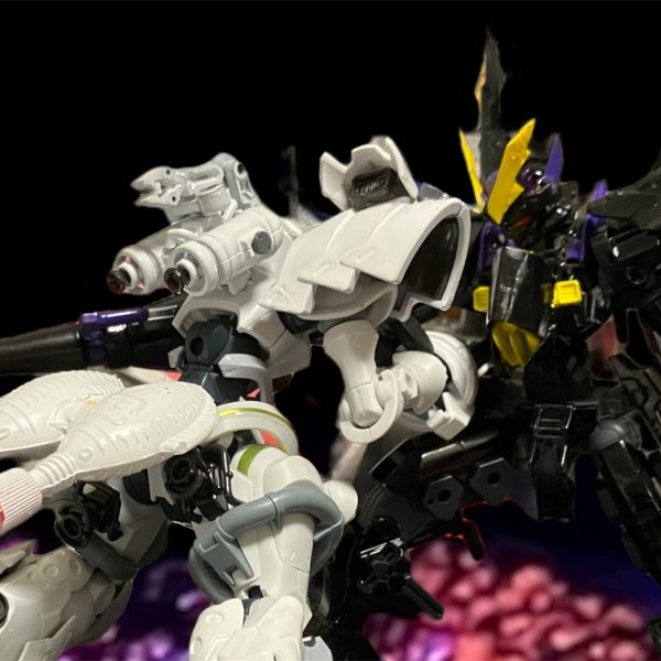 ・・・・こんな旧式ごときに・・・たとえ旧型でも・・・女房より付き合いは長いのさ・・・・爆音と共に吹き飛ばされるR・ギャギャ。・・・もう今度こそ・・・引退だなぁ・・俺もお前も・・ネオジオンからエゥーゴ、連邦へと流れて生き抜いた一人の男の戦いの歴史が今幕を閉じた。（3枚目）