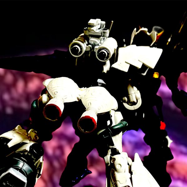 ・・・・こんな旧式ごときに・・・たとえ旧型でも・・・女房より付き合いは長いのさ・・・・爆音と共に吹き飛ばされるR・ギャギャ。・・・もう今度こそ・・・引退だなぁ・・俺もお前も・・ネオジオンからエゥーゴ、連邦へと流れて生き抜いた一人の男の戦いの歴史が今幕を閉じた。（5枚目）