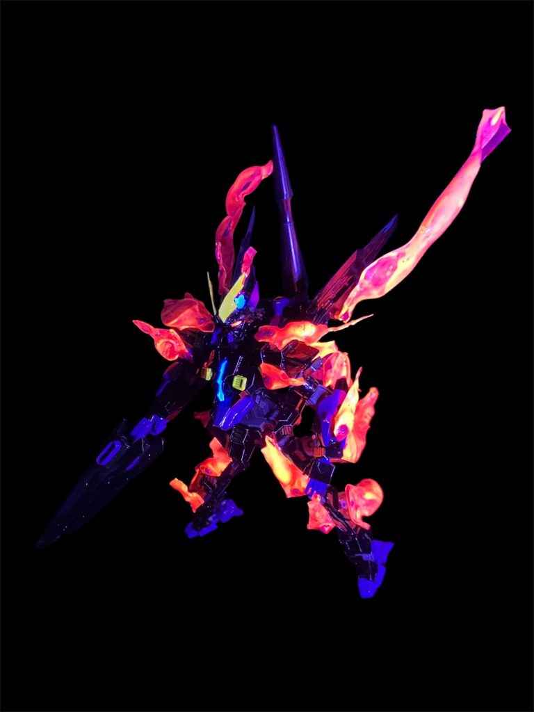 ファントムライト展開(エフェクト装着時)。既出のファータモルガーナと同様に百均の薄いプラ板を適度な長さでカット。両端を掴みながら長さや太さに捻り具合をコンロの火で溶かしながら調節。今回はエフェクト装着箇所が原典のファントムライトと同様に多く、塗装も接続箇所の加工も手間いっぱい(^◇^;)