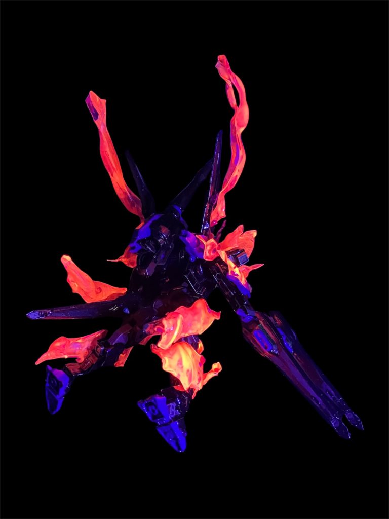 裏側。塗装はエフェクト内側に面する箇所を蛍光ピンク、外側をクリアピンクで塗装して内側から光が漏れ出るようにしてみました。