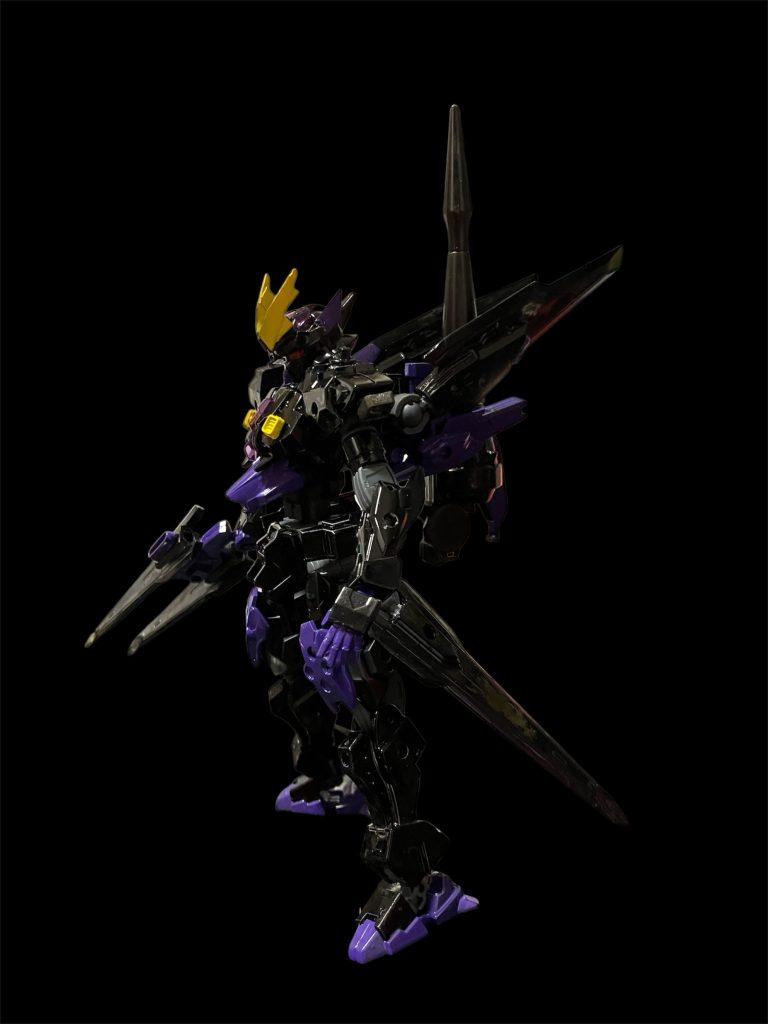 通常時。変更点は以下の通り。1.頭のアンテナをより細く整えた。胸部アーマーをロキノワールのに戻す。2.バックパックの上部バインダーをV2のウイングに似せて30mmイグライトのパーツでミキシング。3.下部バインダーは大腿部に移動。変形時に違和感ないようにした。それに伴い、ガンブレードとホルスターやロキノワールの足部スラスターを肩から外した。4.武器をメガビームランチャーからツインバインダーライフルに変更。これで内蔵・固定武装がブランドマーカー以外は原典と同様になくなる。