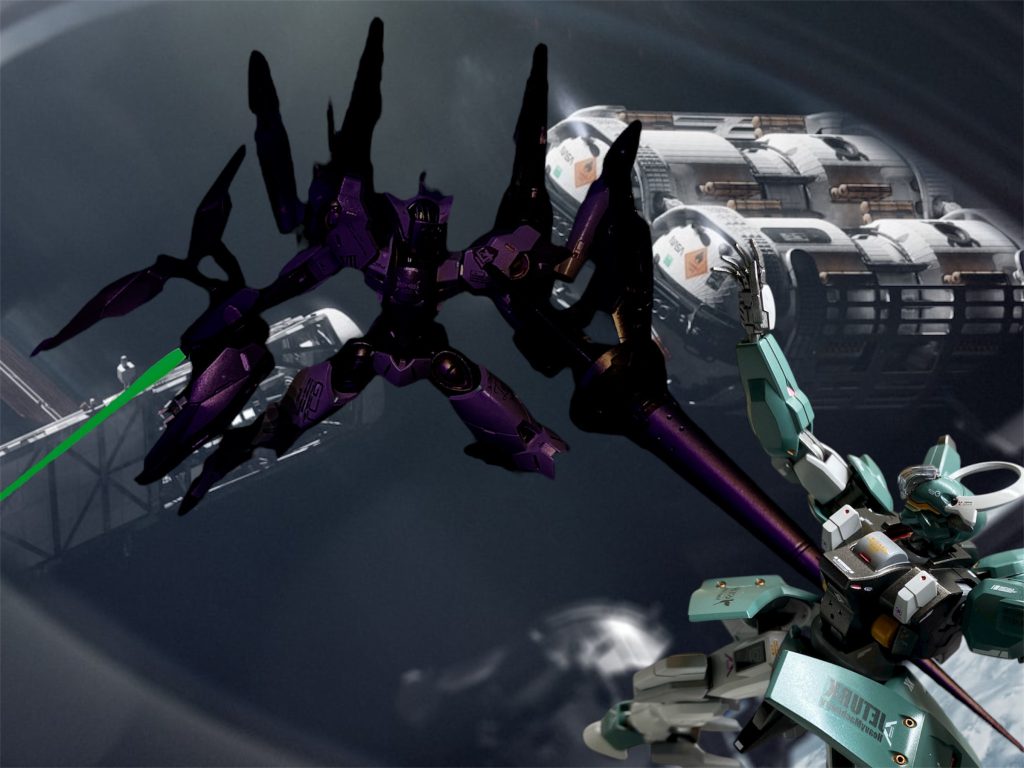 一カ月後──株式会社ガンダム　CEO執務室「まだなの！？まだ何の情報も掴めないの？スレッタの行方は？」秘書を務めるラジャンにミオリネ・レンブランはいつも以上にキツく問いただしたが、返ってくる言葉には覇気が無かった。「申し訳ありません、ミオリネ様。連合の捜索隊だけでなく、私的に雇った部隊も投入して全力で探しておりますが、未だに僅かな手掛かりすら掴めず…」 スレッタ・マーキュリーの乗った水星航路の連絡船が襲撃されてから3週間…ミオリネは不眠不休でその安否確認に奔走するが、未だにその消息は掴めず、憔悴しきっていた。 「水星の学校の様子を観に行くって、、こんな事なら1人行かせなきゃ良かった…」いつも持ち歩いているホッツさんのキーホルダーの目が光り、ミオリネに慰めの言葉をかける。 「ミオリネ、キミのせいじゃないよ。2人で行方不明になっていたら今頃探してくれている人は誰も居なかった。宇宙海賊にでも襲われたのかも知れないけど、ほら、未だにクールさんからの信号は届いてる。位置までは特定出来ないけど、きっとどこかでスレッタは無事でいるんだ！」「エリクト…あんた声だけは子供のままのクセに一人前に励ましてくれて〜〜！うぅっ💦」 「そういえば今朝、ミオリネ様宛てのメッセージカードが1通届いておりました。スレッタ様の件には関係無さそうでしたので、まだお伝えしてなかったのですが…」「招待状？　パーティーか何かかしら？」生体認証のロックがかけられた電子メッセージを開くと、ミオリネの目つきは一変する。 ミオリネ・レンブラン様世にも珍しき品々の数々を取り揃えての舞踏会を開催いたします。さらに此度は目玉として、かつての魔女の錬金術につらなる秘宝中の秘宝“フレイヤの花婿”もご用意して御座います。紳士淑女の皆々様方には仮面をご着用の上、心ゆく迄ダンスをお楽しみ下さいませ。暗き闇の底で輝く迷宮にてお待ちしております。　　　　　　　　　　　　　　　　ザザ商会 「こ、これは？」 「あくまで噂話程度の情報でしたが、聞いた事があります、暗礁宙域の廃墟フロントで非合法のMS地下格闘技大会が行われていると。そこでは、表には出せないような法外な賭け金や盗品、密約、薬物、果ては人身まで、ありとあらゆる物が取引きされているそうですが、公には出来ない為、参加者は皆身分を隠して出場するらしく、それ故に『仮面舞踏会(マスカレード)』ならぬ『仮面武闘会(マスコリーダ)』と呼ばれるんだとか。ザザ商会というのは、その裏社会を牛耳っている怪しい企業ですよ。」 5年前のベネリットグループの解体は、世界経済に大変な衝撃と構造の変革をもたらした。だがしかし、すでに世界的に民間企業の枠を超える巨大な影響力を握っていたグループの突然の解散は、経済のみならず、治安維持、インフラ、安全保障などの各分野に大きな混乱を招く。結果、闇経済の拡大や武力による違法行為が横行し、その中で力を付けたのがザザ商会の様な裏社会の組織であった。 「なるほどね、、でも何故いま私にこんな招待状なんか…フレイヤの花婿…何かの隠語よね…ノルド神話に伝わる女神、またの名をヴァナディース……ッ!⁉︎」 「いけません！ミオリネ様！闇闘技場など！もし公になれば会社の信用や、今のお立場は勿論、、そのような得体の知れない場所で貴方様に万が一の事などあれば、、、ただでさえ、スレッタ様もいらっしゃらないのに…何をお考えですか⁈」 「お願い！行かせてラジャン！！今はどんなに小さな手がかりにでもすがる想いなの！スレッタを捜さなきゃ…私、、スレッタに会いたい…！」 泣きすがるミオリネを見て、エリクトは暫くの沈黙を破った。 「…行こうミオリネ。スレッタを捜しに！ミオリネもスレッタも僕が必ず連れ帰ってみせる！！」