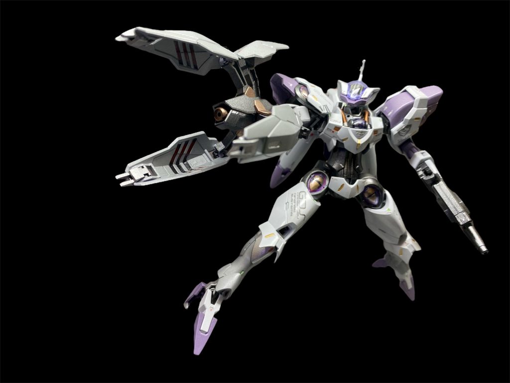 ─あとがき─予告の皆さんの反応があまりにも良すぎて、若干面くらいながらも何とか第一章をアップすることが出来ました〜😂で、あんだけ新ガンダムをアピールしときながらも「活躍ないんか〜い！」という第一章でしたが、物語の導入部分として今少し勿体ぶらせてもらいましたw今回主役に据えた機体は、8月にはもう制作が終わっていたベギルヘプタです。ベギルペンデとミカエリスのミキシングで、フライトユニットは30MM、ランスはコトブキヤを使用しました。ほぼベギルペンデですが、このキットを制作するのは二回目で、ゲテモノ顔とか言われつつも割とヒロイックにも決まる好きなMSです。(水星キットでは初のおかわりでした)カラーリングもミカエリスやベギルベウに寄せることで、正統派感が出ました。