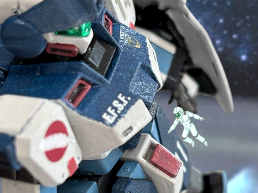 　ヘント・ミューラー中尉のキャバルリーと、キョウ・ミヤギ中尉のジムスナイパーⅡが、ゆっくりと戻ってくる。先に着艦したキャバルリーが、ジムスナイパーⅡを、優しくエスコートするように手を差し出し、着艦を補助する。『どう？具合は？』　ふわりと着地したジムのコクピットに向かい、ノーマルスーツ姿のチタ・ハヤミ少尉が、ゆっくりと流れていく。　模擬戦用に低出力化しているとは言え、武装を施した機体は、サイド５の宙域内に入れない。模擬戦の訓練は、