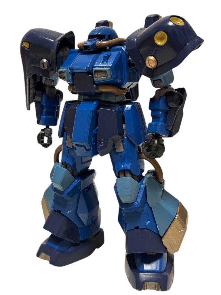 ハイザック・カスタムティターンズの少佐の愛機です。第３部をやっていたとき見た、どなたかのホビーハイザックの作例がめちゃくちゃかっこよくて感動したのが制作のきっかけです。第４部はカスのティターンズ士官を出す予定だったので、こいつに乗せようとずっと思っていました。