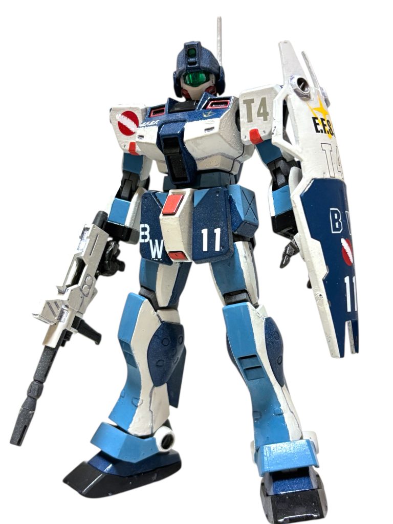 ジム・スナイパーII（ブルーウイング）第４部の主役機のつもりです。ブルーインパルスカラーで、展示飛行が任務です。第３部でも度々言及した、ミヤギやジンが訓練を受けたＴ４教導大隊というオリジナル設定部隊に所属しています。大隊の司令はハクシュウ大佐というらしいです笑その、T４大隊内に、１年戦争後に創設されたのが、第１１広報アクロバットＭＳ隊”ブルーウイング”です。MSのアクロバット展示飛行て、なんでしょうね、いったい(gundam-kao10)最初は部隊名はまんま”インパルス”と考えていましたが、余っていたホワイトベース（WB）のデカールを見ていたら”ブルーウイング”とか、丁度いい名前かなあと思いつきました。現役のブルーインパルスT-4と、退役したT-2を参考にしました。それっぽく塗れたと思っています。