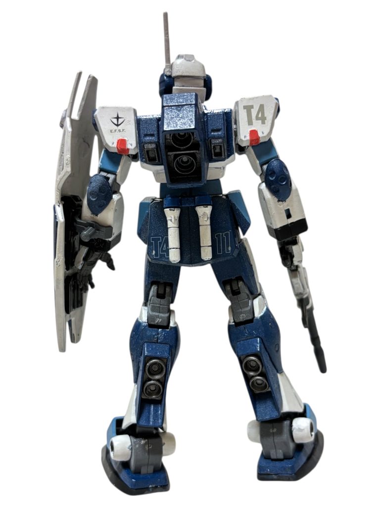 部隊番号の１１も、まんまブルーインパルスです。背面と前面の配色の雰囲気の違いは、かなりT-4演習機を参考にしました。中身は可動系やジェネレーターがグレードアップされていて、第２世代並みの運動性があるとかないとか笑いやあ、「ザ・にじそうさく」だなぁ、と思います、我ながら……(gundam-kao5)