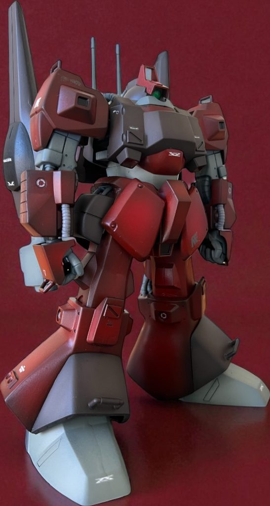 股関節を八の字になるようにして、フロントアーマーは可動できるようにしました。