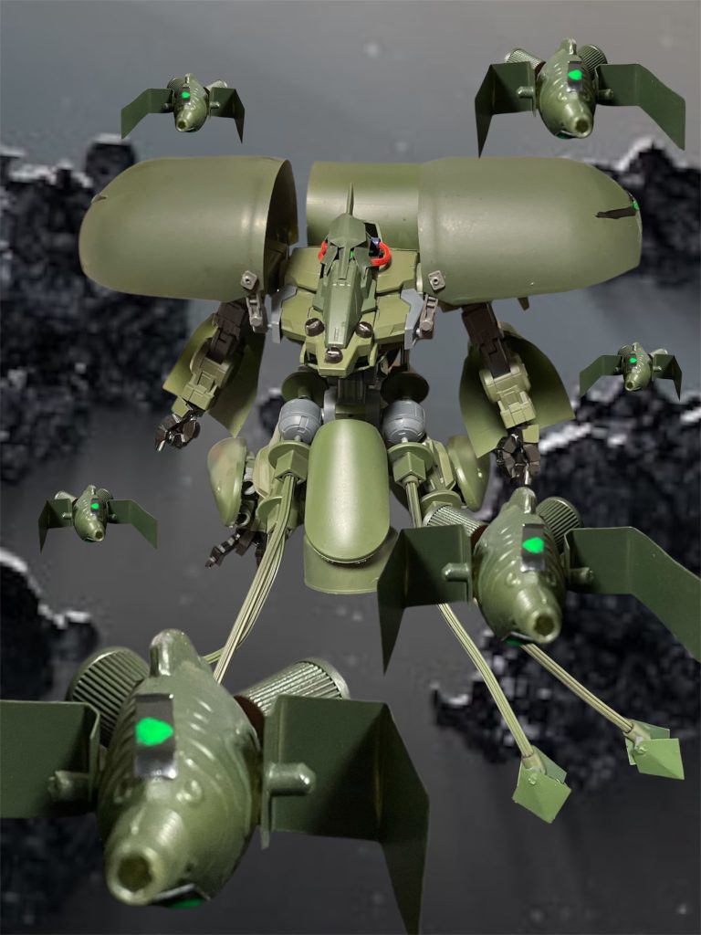 制作ストーリーで出た小型の影、ビット「カンディル」。100均醤油差しとプラ板でまとめました。先端の口はビーム砲で、名前の由来と合わせても凶悪。元ネタはクロスボーンガンダム ゼーロイバーの小型MSアヌビ。