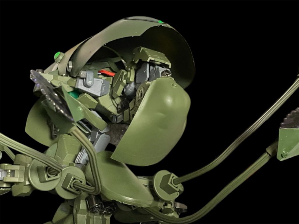 MAモード 頭部に隠されたiフィールドジェネレータ。元ネタのシュヴァインは肩にiフィールドジェネレータを仕込んでいたそうなので、バケモノか口を開いたら露出するよう設置^_^