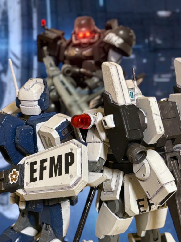 『動くな、ヘント・ミューラー、キョウ・ミヤギ。』　突如、甲高い、鋭い声が通信機に入る。　第１部隊、バギー中尉だ。『貴様を逮捕する。コクピットを開けろ。』　威圧的なバギーの声と一緒に、他の２機も、ヘントとミヤギの間に割って入る。『先ほどの敵機との直通会話、そしてキョウ・ミヤギとの通信は聞いた。キャバルリーの会話ログも確認させてもらっていた。』まさか、と思ったがな、と、冷たい声で続ける。『エゥーゴパイロットとの内通、ブライトマン中佐と共謀しての本模擬戦の無理な介入、敵機の手引きに、敵機パイロットとの内通……そして、キョウ・ミヤギとの結託と、戦闘行為への扇動。』「言いがかりです！」ミヤギが叫んだが、バギーは無視した。『これだけの状況がそろえば言い逃れはできん。ヘント・ミューラー、貴様を叛逆罪で逮捕する。』 【#51 MIYAGI's counterattack - 3 / Oct.25.0087 fin.】