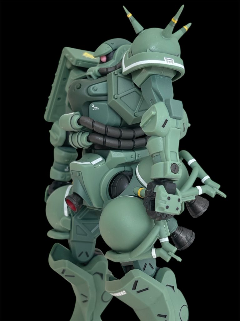 ランナーによるスパイクアーマーの延長＆シャープ化に初めてトライしてみましたが、綺麗に仕上げ出来ませんでした…。シールもうまく貼れず、今回の一番残念ポイントです。