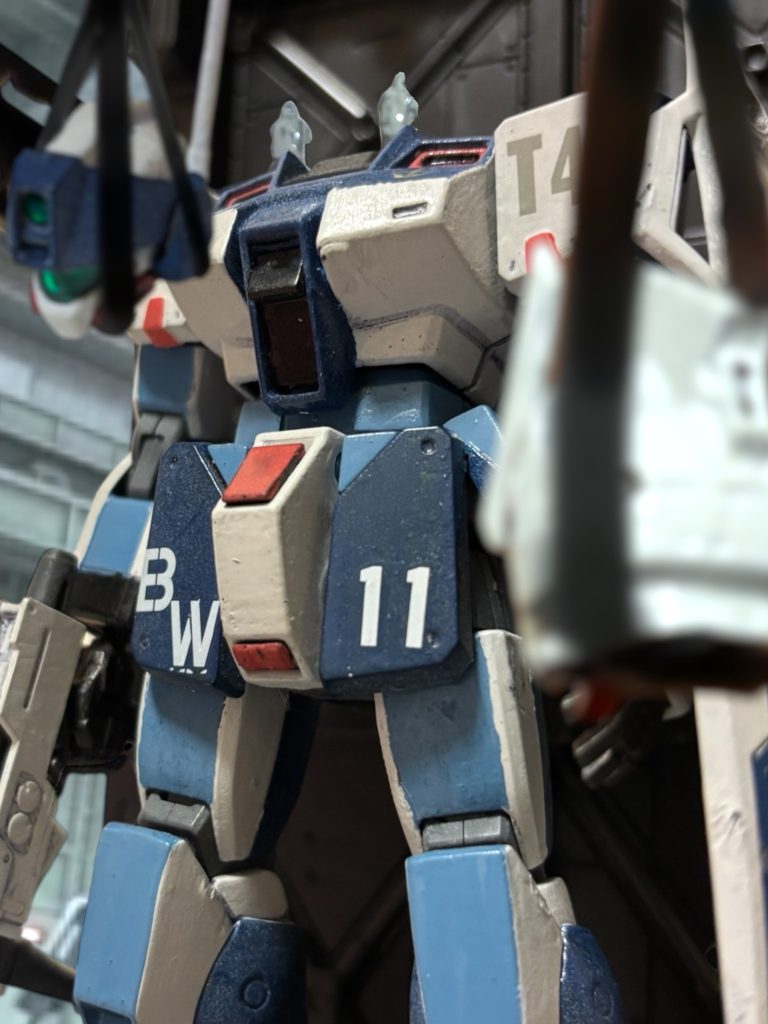 「なんだ?仕様変更なんて聞いてないぞ?」 アラン・ボーモント中尉は、突然始まった機体の整備に対して不審を述べた。「何です。文句なら上に言ってください。」ちゃんと指令書だってあるんですから、と、チーフメカニックマンらしき、小柄な男が言った。「良いんだけどな。何か意味があるのか。」 こんな情勢で、と、アランは呟いた。「さあ?おいらたちは命じられた仕事をするだけですから。」 それだけ応え、小男は作業階段を上がって、機体の頭部付近に行った。(