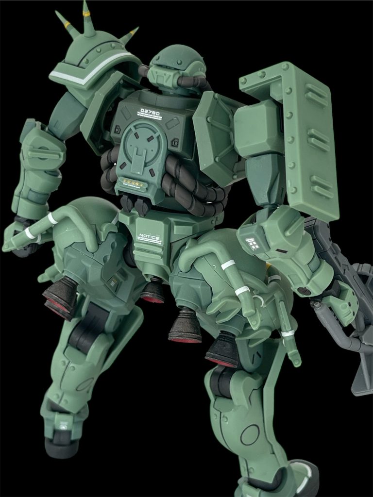 毎度ですが、今回もゲート跡を隠す目的でデカールを貼ったり穴を開けたりしている箇所が多いです。